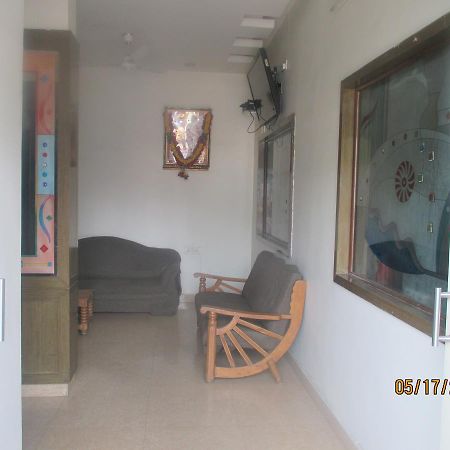 Sri Sai Ganesh Lodge Haiderabad Buitenkant foto