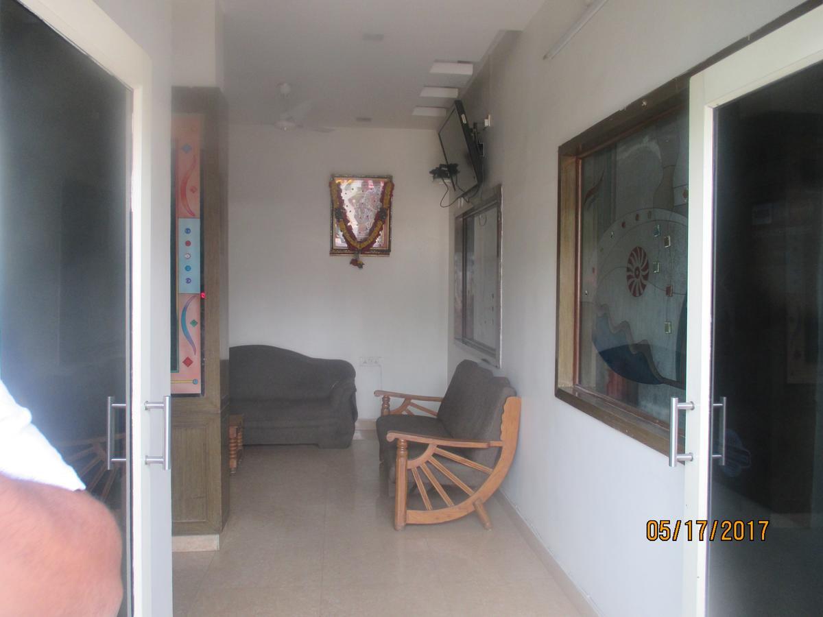 Sri Sai Ganesh Lodge Haiderabad Buitenkant foto