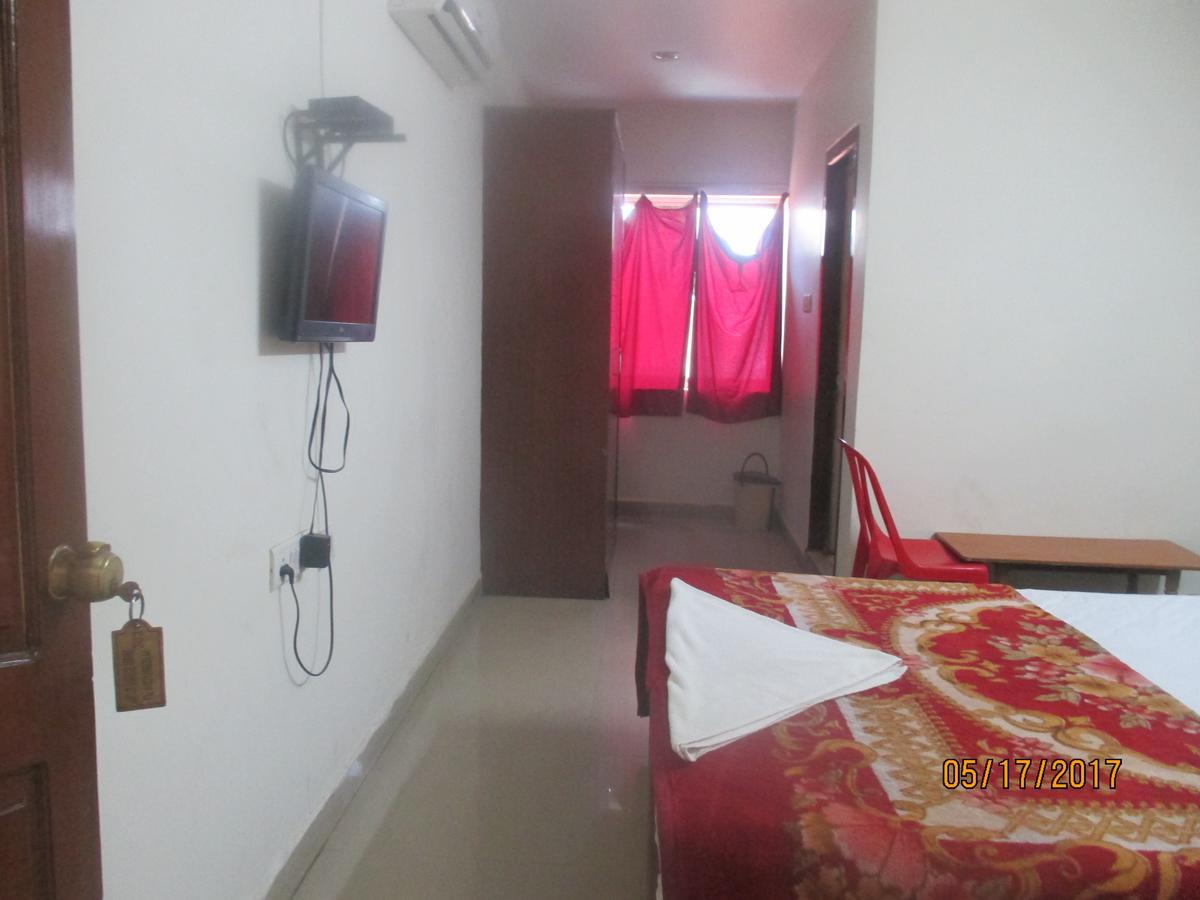 Sri Sai Ganesh Lodge Haiderabad Buitenkant foto